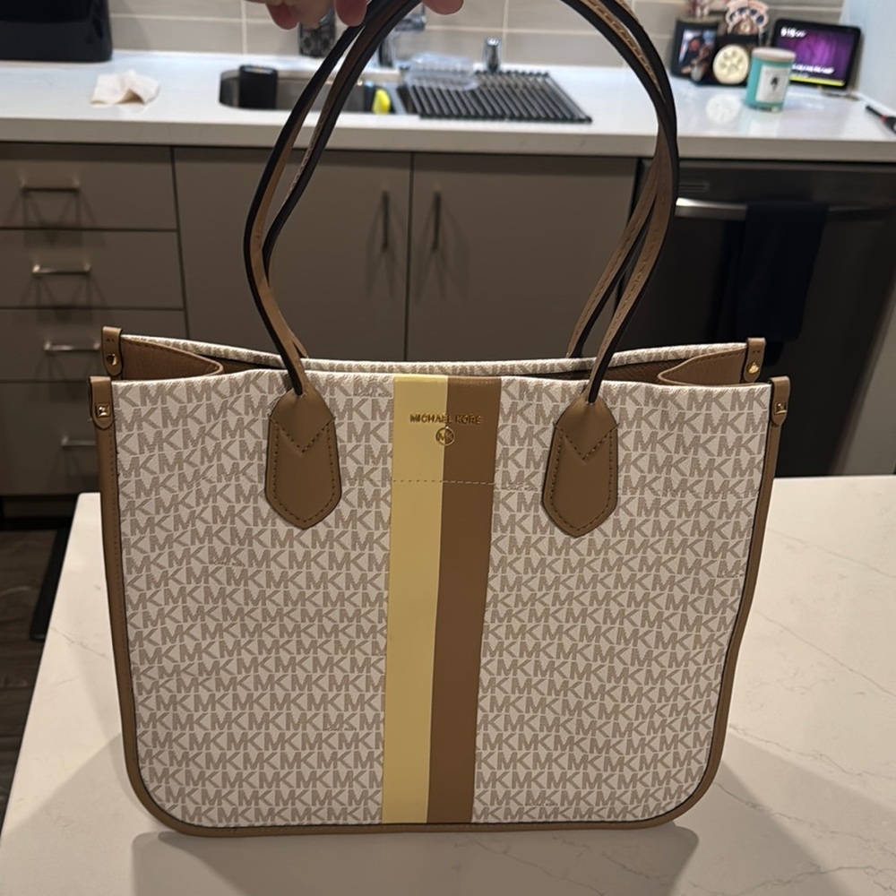 Brand New Michael Kors White and Beige Signature Large Tote Bag